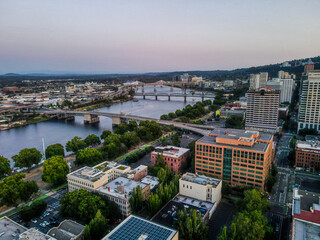 Obraz premium Aerial landscape of Central downtown Portland Willamette river city skyline summer night Oregon