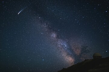 Obraz premium Scientists on a Mountain Observatory Watch Interstellar Comet Cross Vast Starfield