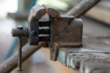 Bench vise, (bench vise), is a tool