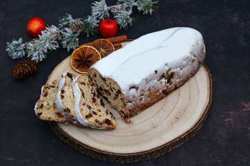 Christstollen traditioneller deutscher Kuchen zur Advent und Weihnachtszeit. Brett mit leckerem...