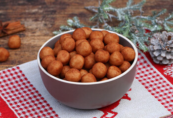 Marzipankartoffeln: Traditionelle deutsche Süßigkeit zur Weihnacht und Adventszeit.	