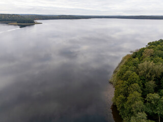 Piękne jezioro w Polsce, wczesna jesień © hunter76