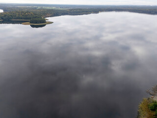 Piękne jezioro w Polsce, wczesna jesień © hunter76