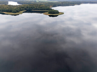 Piękne jezioro w Polsce, wczesna jesień © hunter76