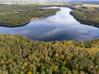 Piękne jezioro w Polsce, wczesna jesień © hunter76