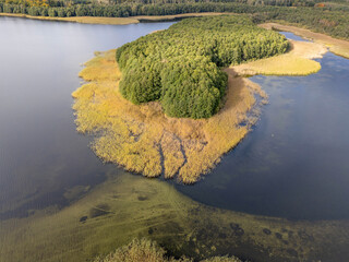 Piękne jezioro w Polsce, wczesna jesień © hunter76