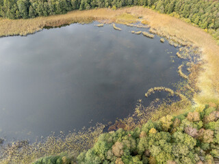 Piękne jezioro w Polsce, wczesna jesień © hunter76