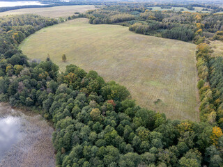 Dzikie krajobrazy jesienią widziane z lotu ptaka
