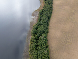 Piękne jezioro w Polsce, wczesna jesień © hunter76
