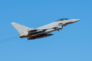 Avión militar despegando