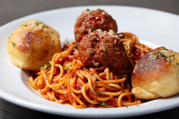meatballs with spaghetti and garlic bread