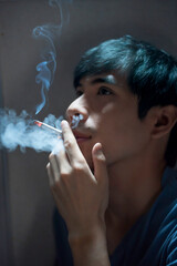 Obraz premium タバコを吸う男性