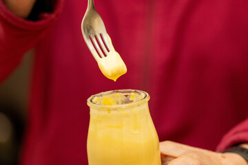 Pudding mit der Gabel essen