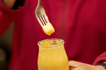 Pudding mit der Gabel essen