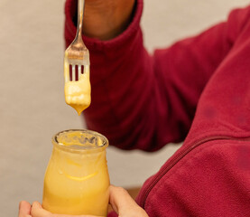 Pudding mit der Gabel essen