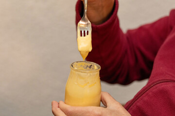 Pudding mit der Gabel essen