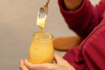 Pudding mit der Gabel essen