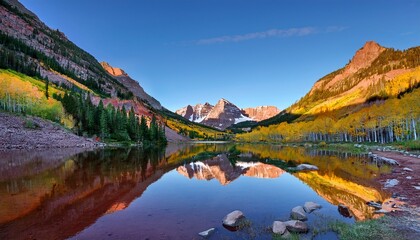 Obraz premium early fall sunrise on the maroon bells and maroon lake white river national forest aspen colorado usa