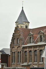 Fototapeta premium Vieille bâtisse de style éclectique d'une école à deux pas de la collégiale Sainte Gertrude à Nivelles 