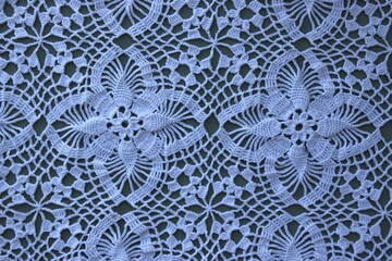 Detalhe de toalha de mesa em croch&ecirc; branco com textura artesanal
Close-up of white crochet tablecloth with handmade texture