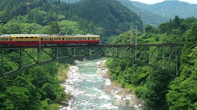 地鉄立山線の選奨土木遺産千垣橋梁をゆっくり走る電車は元は京阪特急