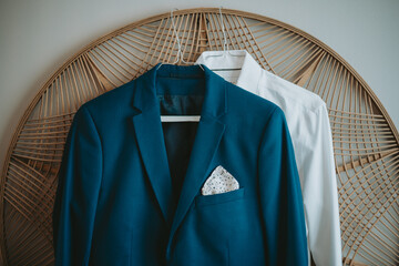 Le costume bleu foncé du marié suspendu avant son mariage