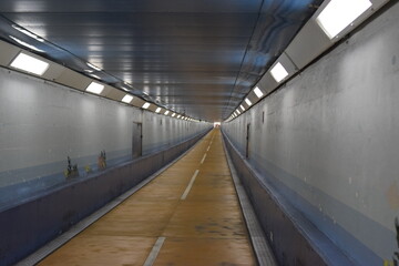 Obraz premium 歩道のトンネル