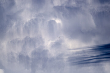 雲の中から現れた航空機