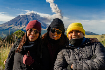 Friends hiking iztaccihuatl volcano with popocatepetl erupting