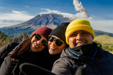 Friends hiking iztaccihuatl volcano taking selfie with popocatepetl