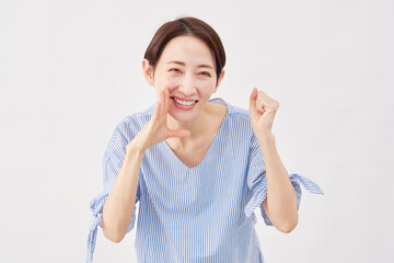 女性　ミドルエイジ　応援する　白背景