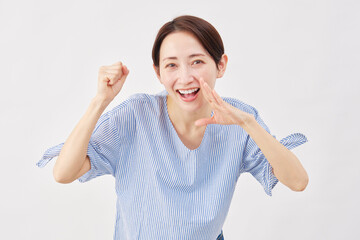 女性　ミドルエイジ　応援する　白背景