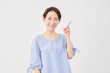 女性　ミドルエイジ　右を指差す　白背景