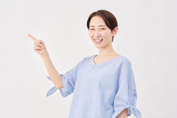 女性　ミドルエイジ　左を指差す　白背景