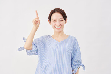 女性　ミドルエイジ　上を指差す　白背景