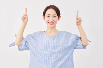 女性　ミドルエイジ　上を指差す　白背景