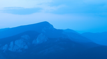 Obraz premium A majestic mountain silhouette against a twilight sky, radiating calm and natural beauty.