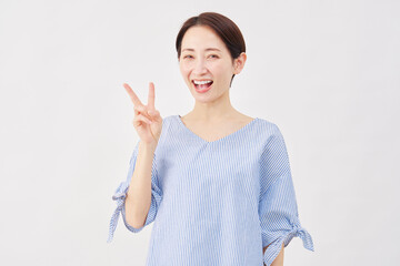 女性　ミドルエイジ　ピースサイン　白背景