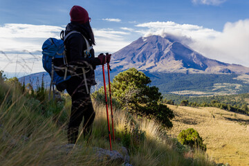 Hiker enjoying popocatepetl volcano view from iztaccihuatl mexico