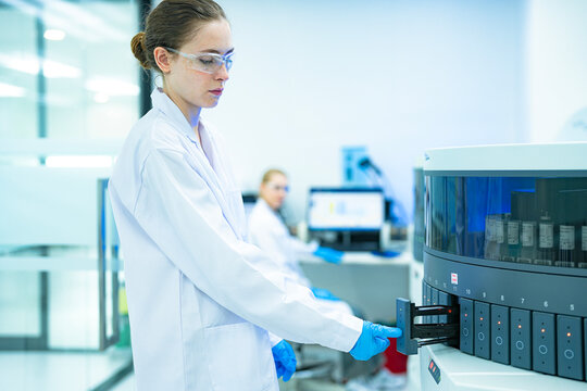 A clinical scientist initiates a batch test on a high-throughput immunoassay analyzer, loading patient samples for large-scale screening of diseases, hormones, or other biomarkers.