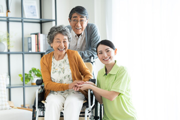 Fototapeta premium 自宅で介護サービスを受けるシニアの夫婦