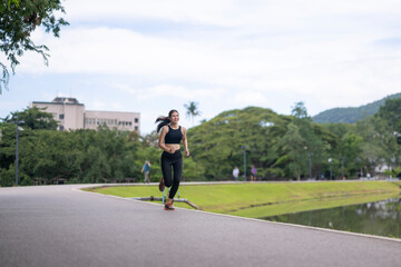 Obraz premium Woman jogging in park during morning exercise