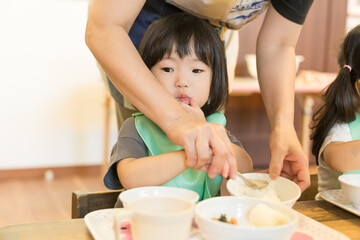 保育園でランチを食べる園児