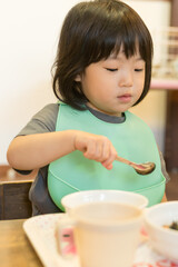 保育園でランチを食べる園児