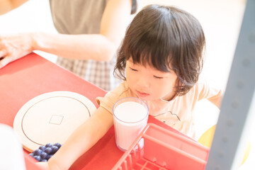 室内遊具で遊ぶ女の子の幼児