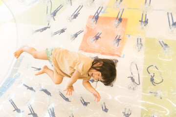 室内遊具で遊ぶ女の子の幼児