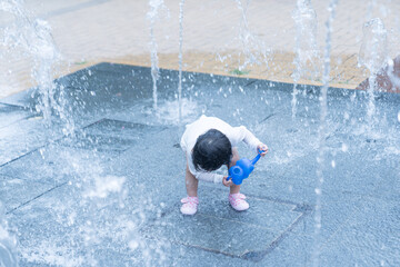 マンション広場の噴水で遊ぶ日本人の幼児