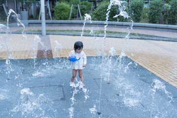 マンション広場の噴水で遊ぶ日本人の幼児