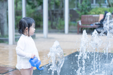 マンション広場の噴水で遊ぶ日本人の幼児