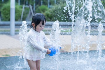 マンション広場の噴水で遊ぶ日本人の幼児
